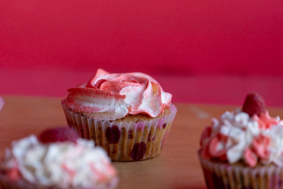 Lemon Meringue Cupcakes: Curd That Holds, Meringue That Toasts