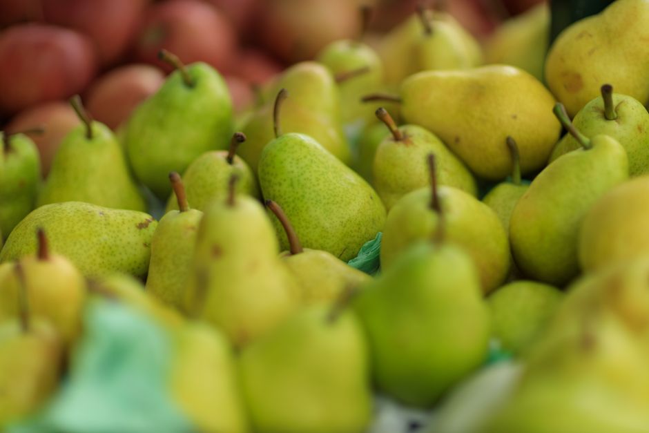 Pile of ripe green and yellow pears